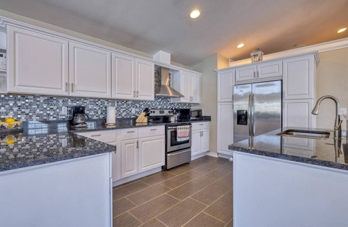 Stonington Apartment | Fisherman`s Loft - In-town Apartment, Ocean Views