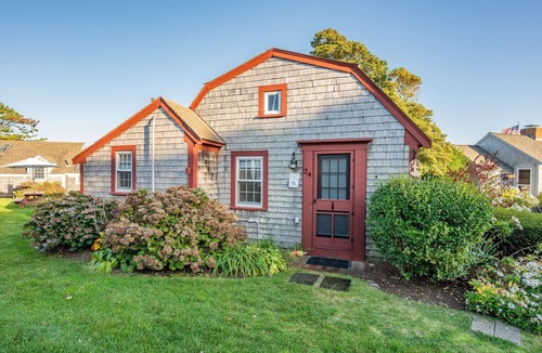 South Yarmouth Cottage | Flip Flops - Where Cape Dreams Meet the Sea