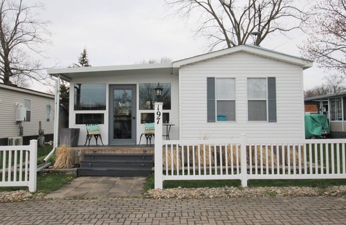 Sherkston House | Forest Grove Beauty - Newly Renovated and Ready for You