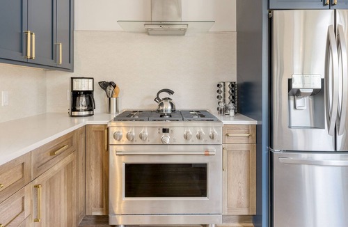 Monterey House | Forget-Me-Not by AvantStay | Bold Lakefront Escape