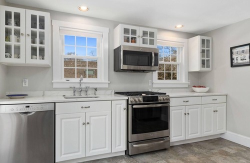 Chatham House | FOUR BEDROOM IN TOWN LOCATION - CLOSE TO OYSTER POND BEACH AREA.
