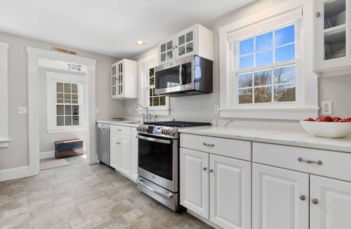 Chatham House | FOUR BEDROOM IN TOWN LOCATION - CLOSE TO OYSTER POND BEACH AREA.