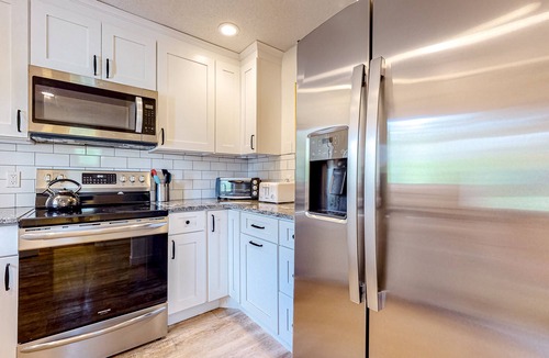Bartlett Condo | Four-level condo near Story Land w/mtn views, private washer/dryer, & gas grill