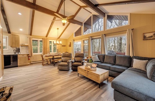 Lake Harmony Estates House | Free Lake Harmony Estates Beach Access!-Hot Tub-Game Room-Horseshoe Pit