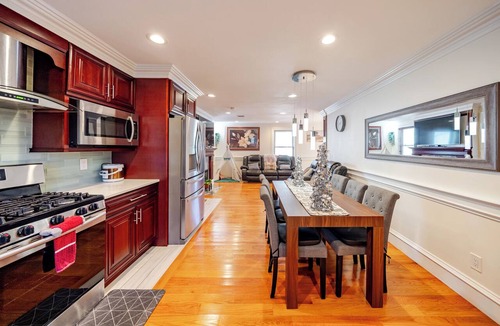 Quincy House | FREE Parking & Bright 3BR Boston Townhouse Near Transit Pet-Friendly - 383