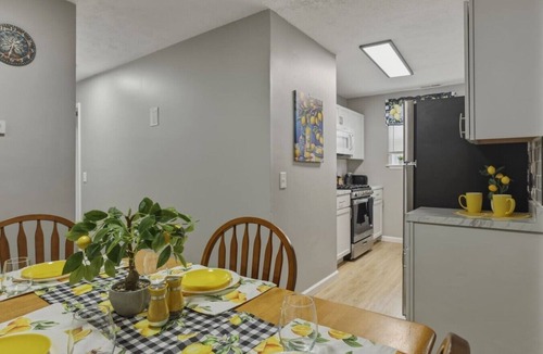 Corning Apartment | Fresh Corning Flat | Near CMOG/Gaffer, Pet OK
