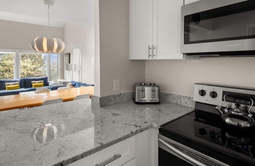 Warren Condo | Fresh Powder: Modern Style Near Sugarbush!
