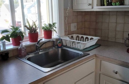 Warren Apartment | Full 2 bedroom apt in beautiful Warren RInFloor 2