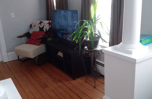 Warren Apartment | Full 2 bedroom apt in beautiful Warren RInFloor 2
