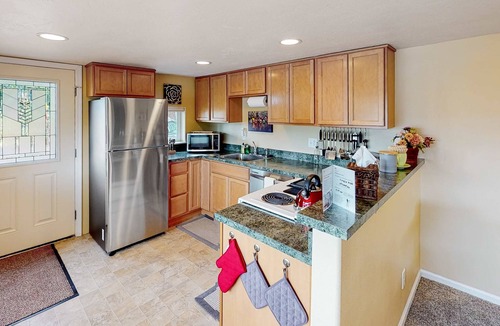 Amazon Condo | Full duplex with patio-deck, mountain views, washer&dryer, dogs allowed