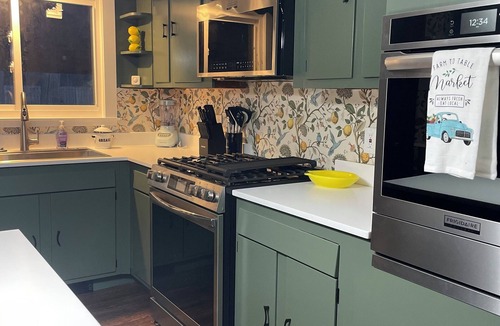 Geneva House | Fully Remodeled 5BR Geneva Retreat –Charm Near Lake Erie & Wineries sleeps 20