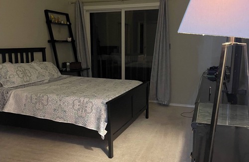 East Haven Cabin | Fun 3-Bed Fishing/Game lodge. Tranquil River leads to LIS, WiFi, in East Haven.