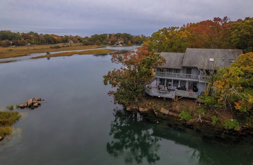 East Haven Cabin | Fun 3-Bed Fishing/Game lodge. Tranquil River leads to LIS, WiFi, in East Haven.