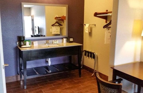 Beeville Hotel | Functional Studio Offers Extended Stay Comfort Near Downtown Beeville
