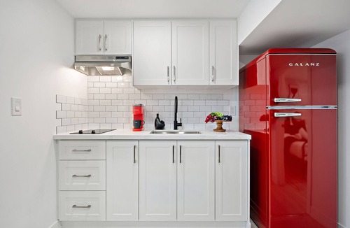 Newtonbrook Apartment | Furnished 1BR Basement | Workspace | Laundry | Parking | Ideal for Monthly Stays