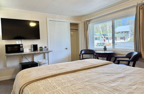 Hulls Cove Hotel | Gallagher`s Travels Room Ten (Queen)