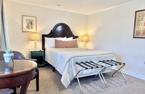 Hulls Cove Hotel | Gallagher`s Travels Room Ten (Queen)