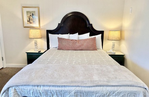 Hulls Cove Hotel | Gallagher`s Travels Room Ten (Queen)