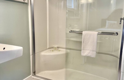Hulls Cove Hotel | Gallagher`s Travels Room Six (Double Queen)