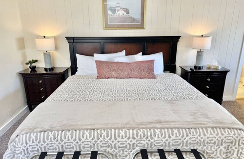 Hulls Cove Hotel | Gallagher`s Travels Room Eight (King)