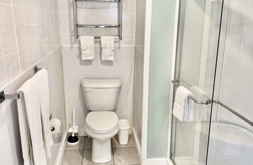 Hulls Cove Hotel | Gallagher`s Travels Room Eight (King)
