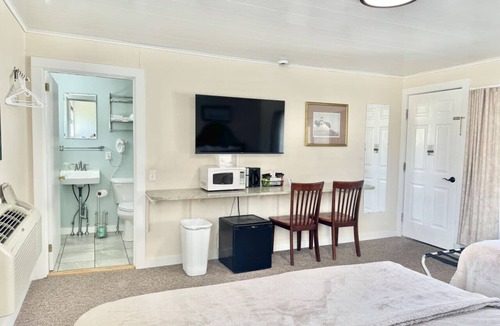 Hulls Cove Bed & Breakfast | Gallagher`s Travels Room 14 (Two Queen Beds)
