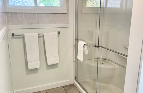 Hulls Cove Bed & Breakfast | Gallagher`s Travels Room 3 (Double Queen Bed)