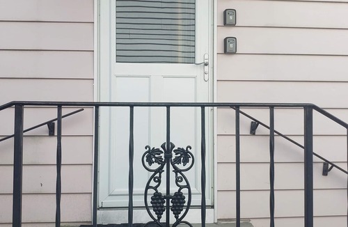 Bristol Apartment | Garden Oasis Historic Area Bristol, 3 Bedroom, 4 beds on 2nd Floor Onsite Parkng