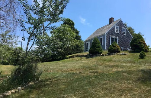 Block Island House | Garden & Pondside Cottage-Walk to Cooneymus Beach