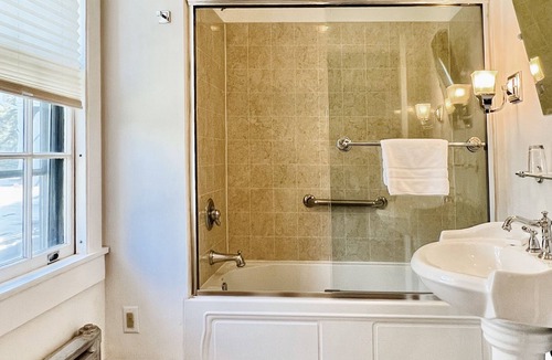 Lenox Hotel | Gateways Inn & Restaurant