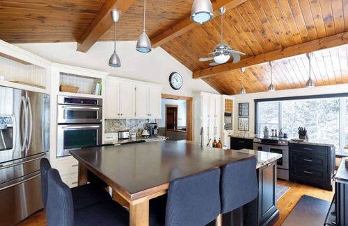Lake of Bays Cottage | [Goldenwood] Luxury 5 BR Winter Retreat, Fireplace