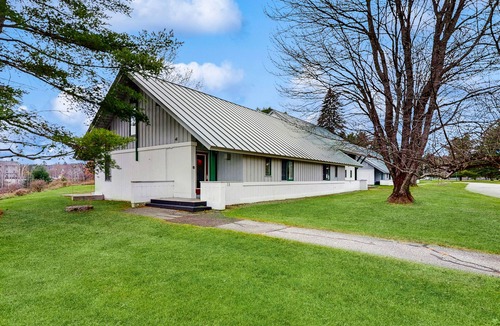 Stowe Area Condo | Golf course-front condo with loft, indoor & outdoor pools, hot tub, & game room