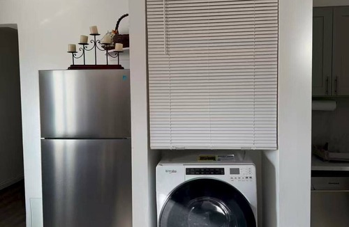 East Flushing Apartment | Gorgeous 3-bedroom apartment with AC in vibrant Flushing