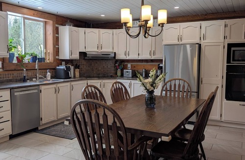 Manitoulin District House | Gorgeous and Spacious 5BR Log Home in Little Current on Manitoulin Island