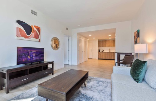 Fenway–Kenmore Apartment | Gorgeous Apt with Kitchen and Gym