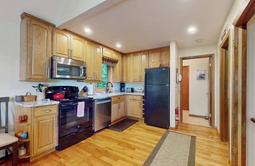 Killington House | Gorgeous cabin with mountain views, near gondola & nature - walk to ski slopes
