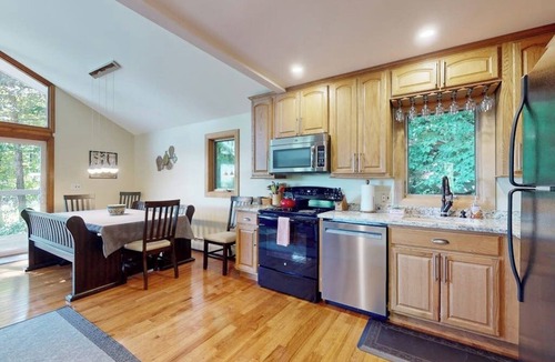 Killington House | Gorgeous cabin with mountain views, near gondola & nature - walk to ski slopes