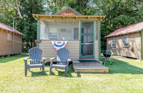 Inlet Cottage | Gorgeous Escape, Steps Away from Fourth Lake at Stiefvater's Lakeside Cottages