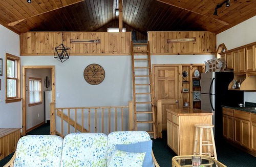 Stow Apartment | Gorgeous lakefront vacation stay at The White Lakehouse