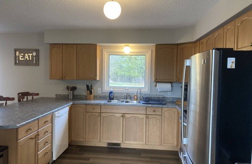 Limerick Cottage | Gorgeous Lakehouse- sitting on 7 Acres - Near Trails- WiFi- Fireplace