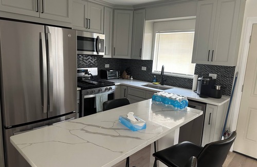 South Side House | Gorgeous newly renovated 3 bedroom house in Mount Vernon AC WiFi high end apl