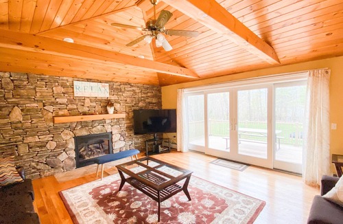 Glen Villa | Gorgeous Private Villa - Minutes to the Saco River - Fire-pit & Yard