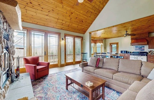 Bethlehem House | Grand cabin with gorgeous views - perfect for big families