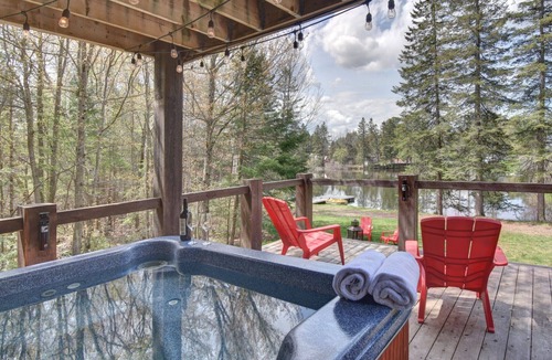 Cantley Ski Chalet | Grand Loft, Lake, Pool table, 2 beds, Jacuzzi, 10 minutes from Casino Lac Lemay,