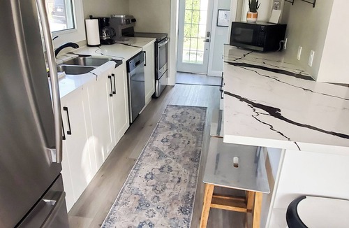 Grand Bend Cottage | Gray Haven: Lake View Patio, Hot Tub, 1 min to beach!