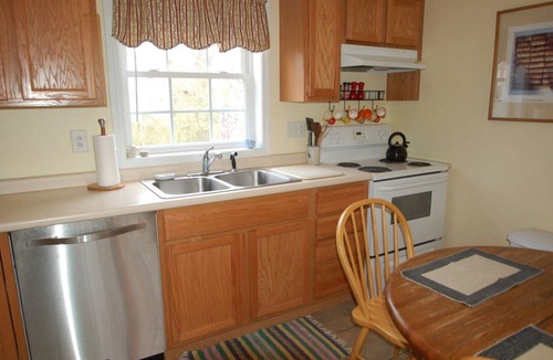 Old Lyme Cottage | Great for families, seeking 26-27, academic renters- call us!