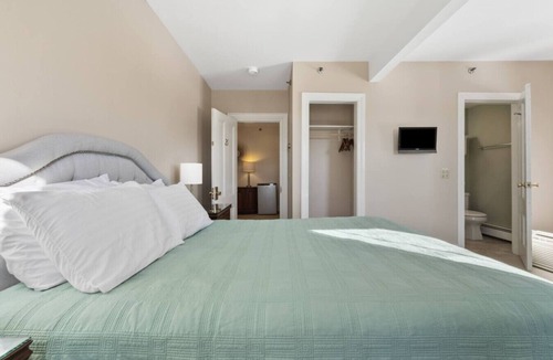 Southwest Harbor House | Great Harbor Inn Talaria Room 21