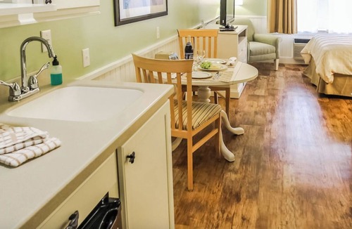 West Yarmouth Hotel | Great hotel room close to beaches and activities in Yarmouth/Cape Cod