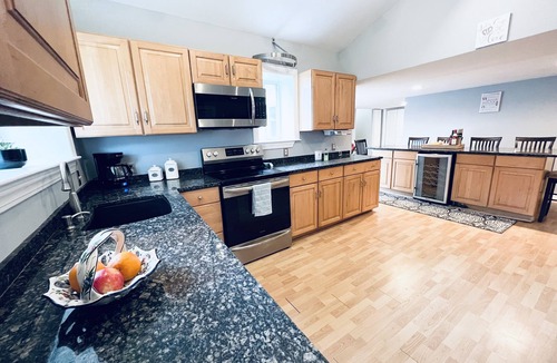 Jamestown Villa | Great location! Short walk to the beach, 5min drive to center! A lot of capacity