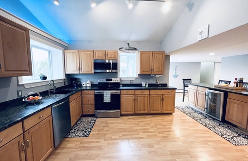 Jamestown Villa | Great location! Short walk to the beach, 5min drive to center! A lot of capacity